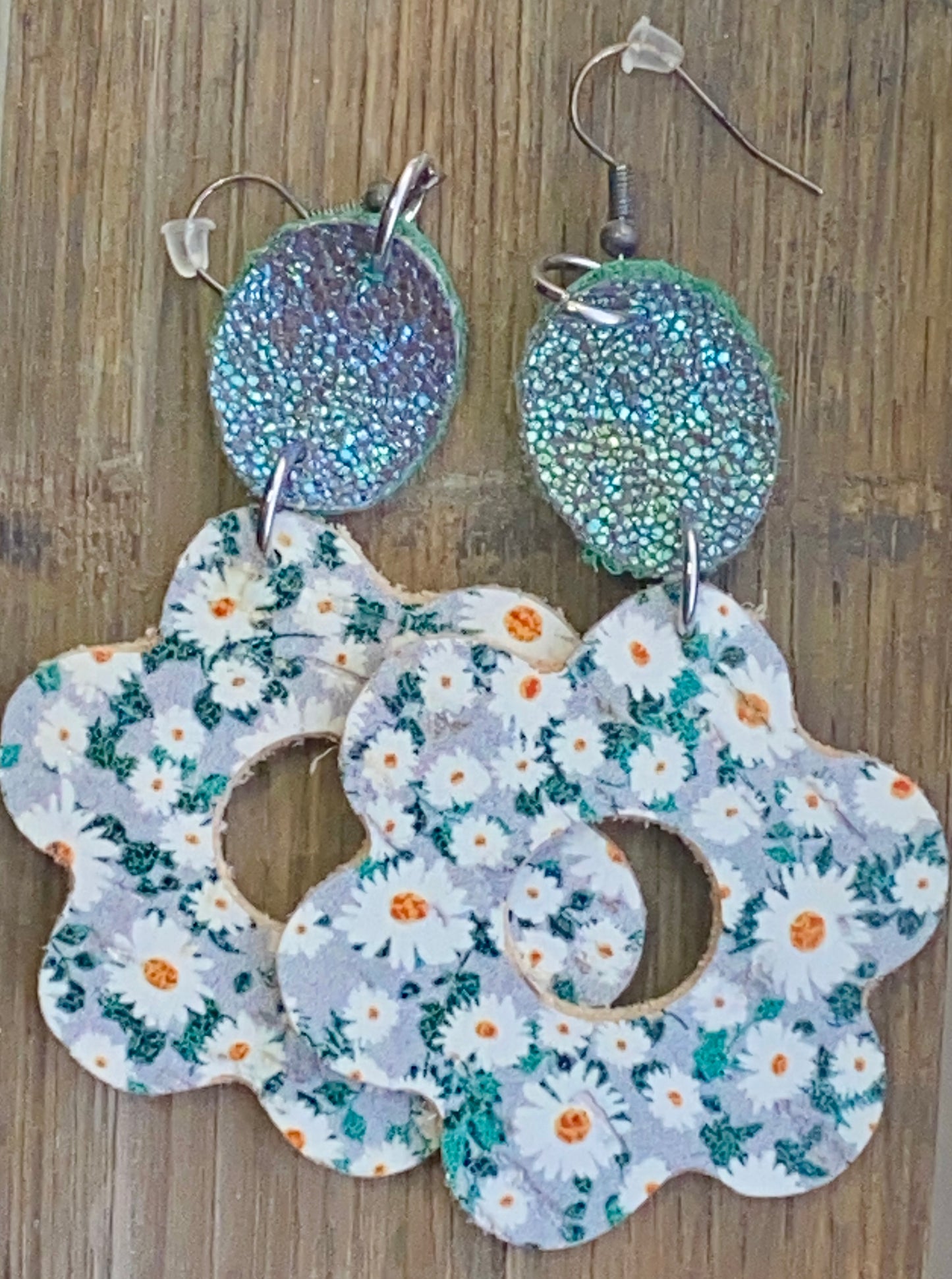 Daisy with blue ovals