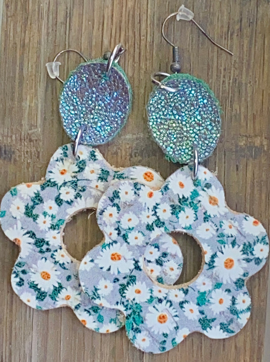 Daisy with blue ovals