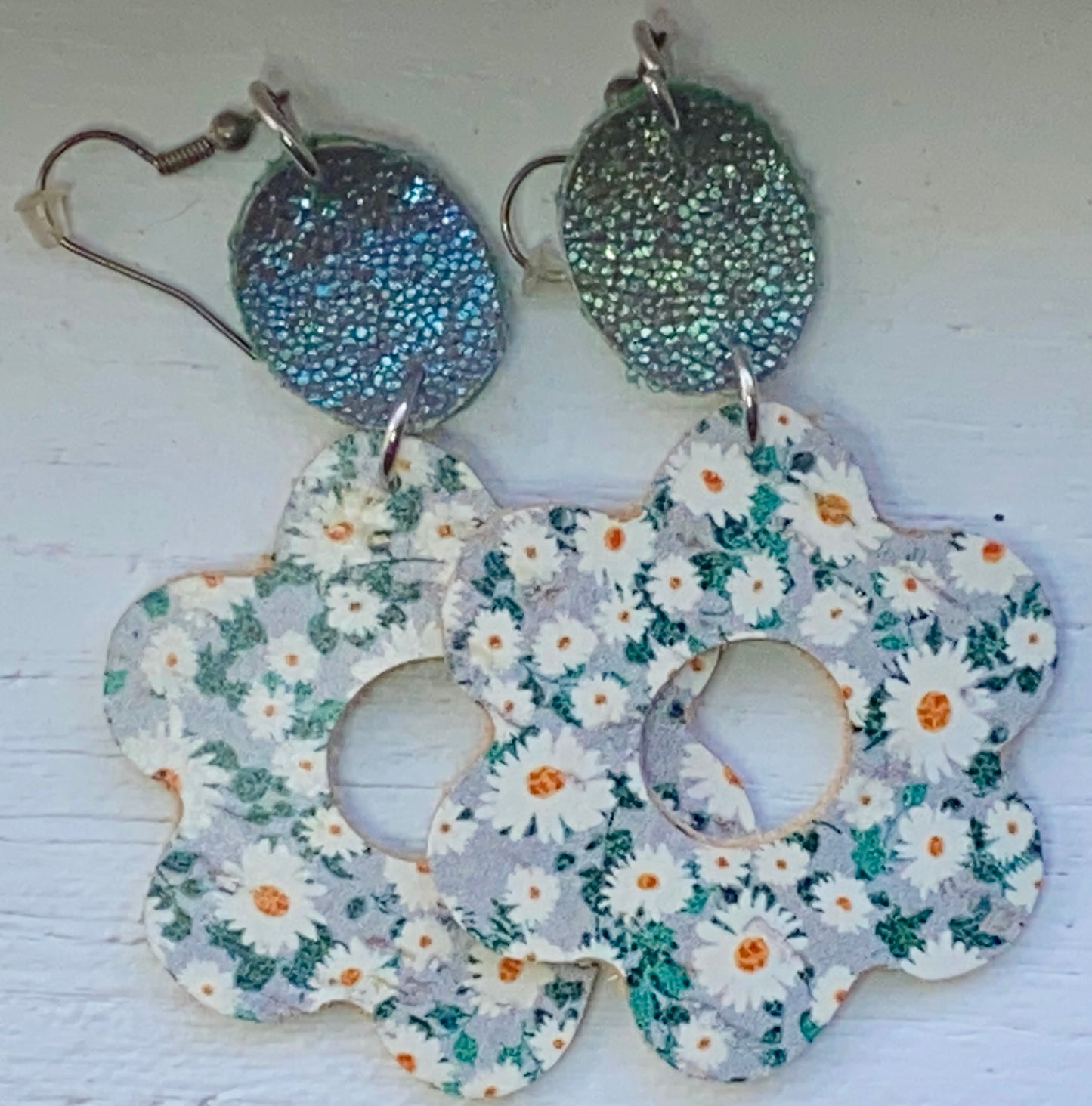 Daisy with blue ovals